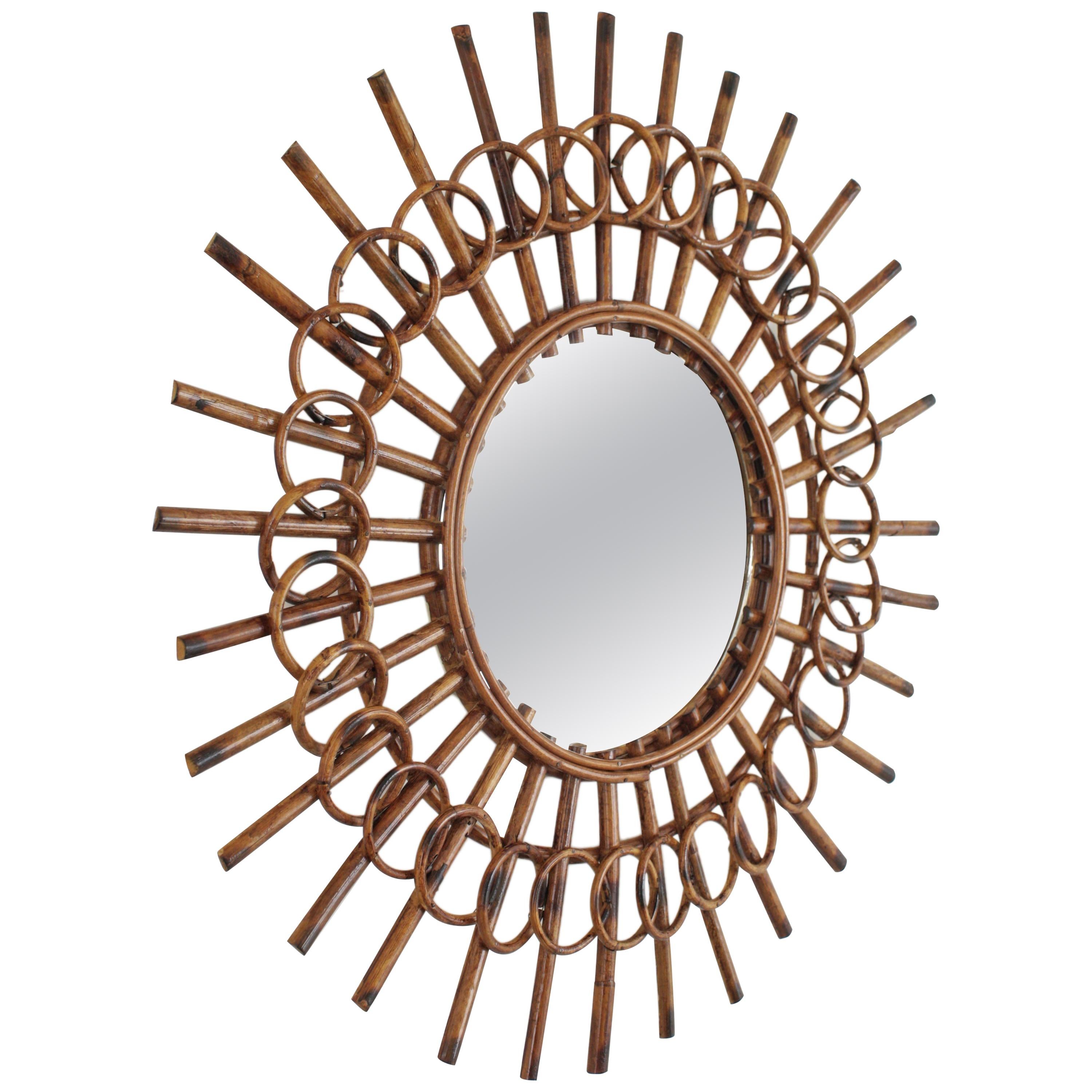 Un miroir en rotin très décoratif en forme de soleil encadré de cercles avec une belle couleur.
Ce miroir a le goût méditerranéen de la Côte d'Azur avec un beau travail artisanal inhabituel.
Charmant à placer seul ou dans une décoration murale avec