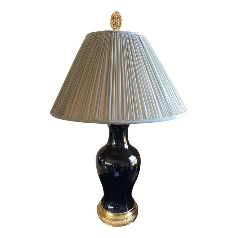 Véritablement élégante lampe de bureau noire ancienne - En vente sur 1stDibs