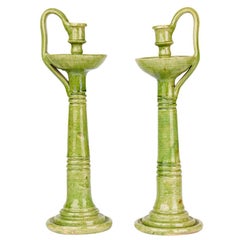 Paar Arts & Grüne Keramik-Kerzenständer:: um 1900
