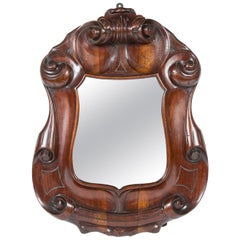 Miroir sculpté en forme de bouclier