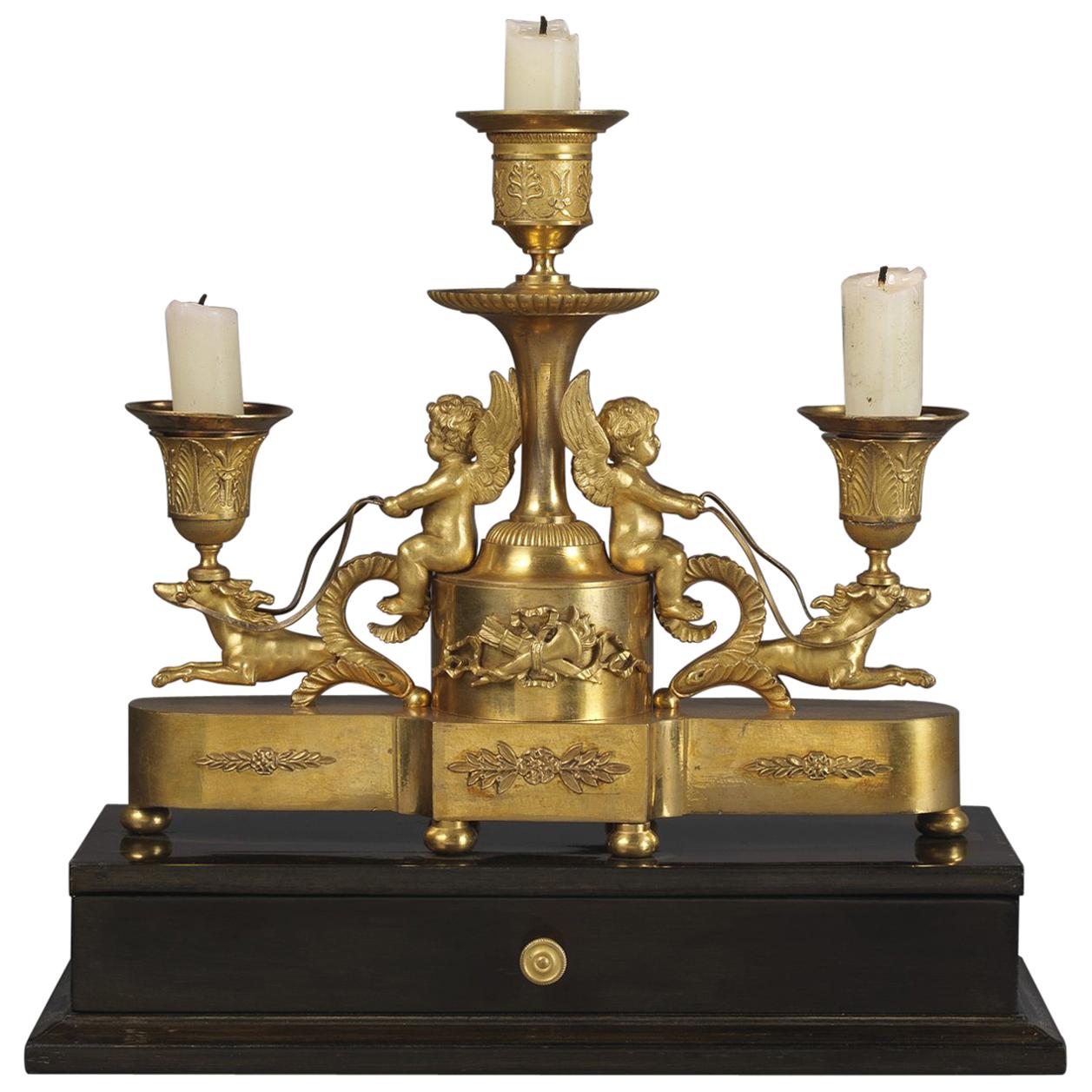 Support de bureau à trois lumières de style Louis XVI en bronze doré et ébène, vers 1820 en vente