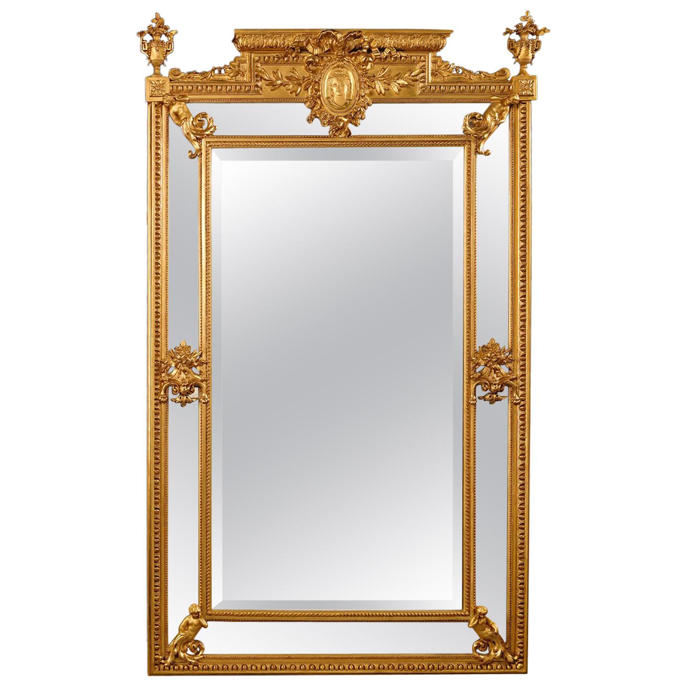 Miroir avec cadre marginal de style Louis XVI en bois doré sculpté et composition, vers 1890 en vente