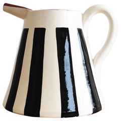 Grand pichet en céramique fait à la main avec un design graphique noir et blanc, en stock