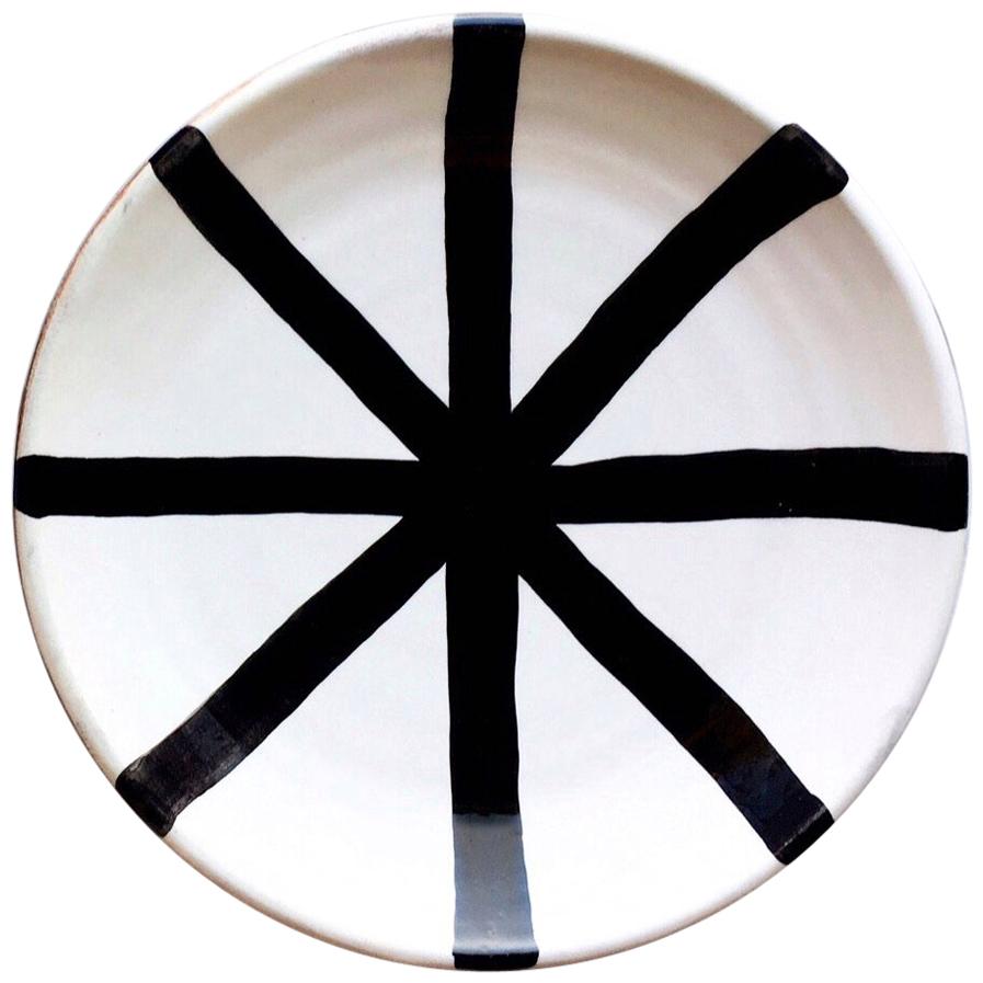 Handgefertigter Keramik-Salatteller in Segmentform mit grafischem Schwarz-Weiß-Design, auf Lager