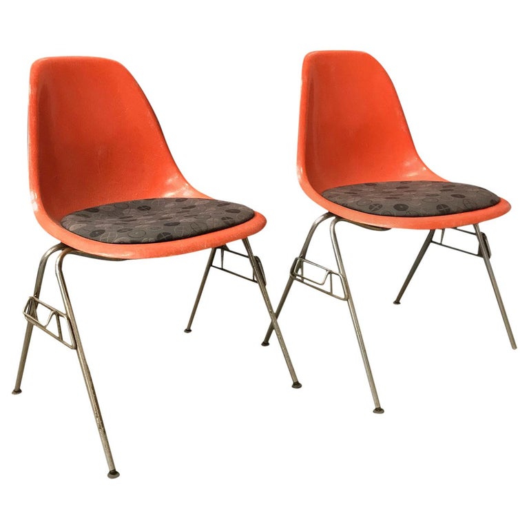 1950 Ray And Charles Eames Herman Miller 2 Dss Fibergl Stacking 1950 Ray Charles Eames Herman Miller 2 Dss Fibergl Stacking Chairs Pillow
