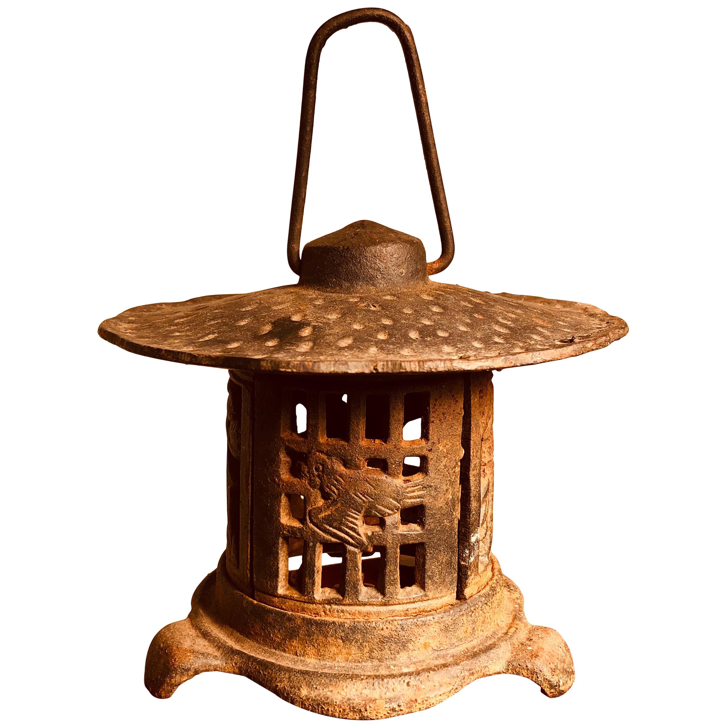 Lanterne japonaise ancienne en fonte "Oiseau & Bambou" avec de beaux détails