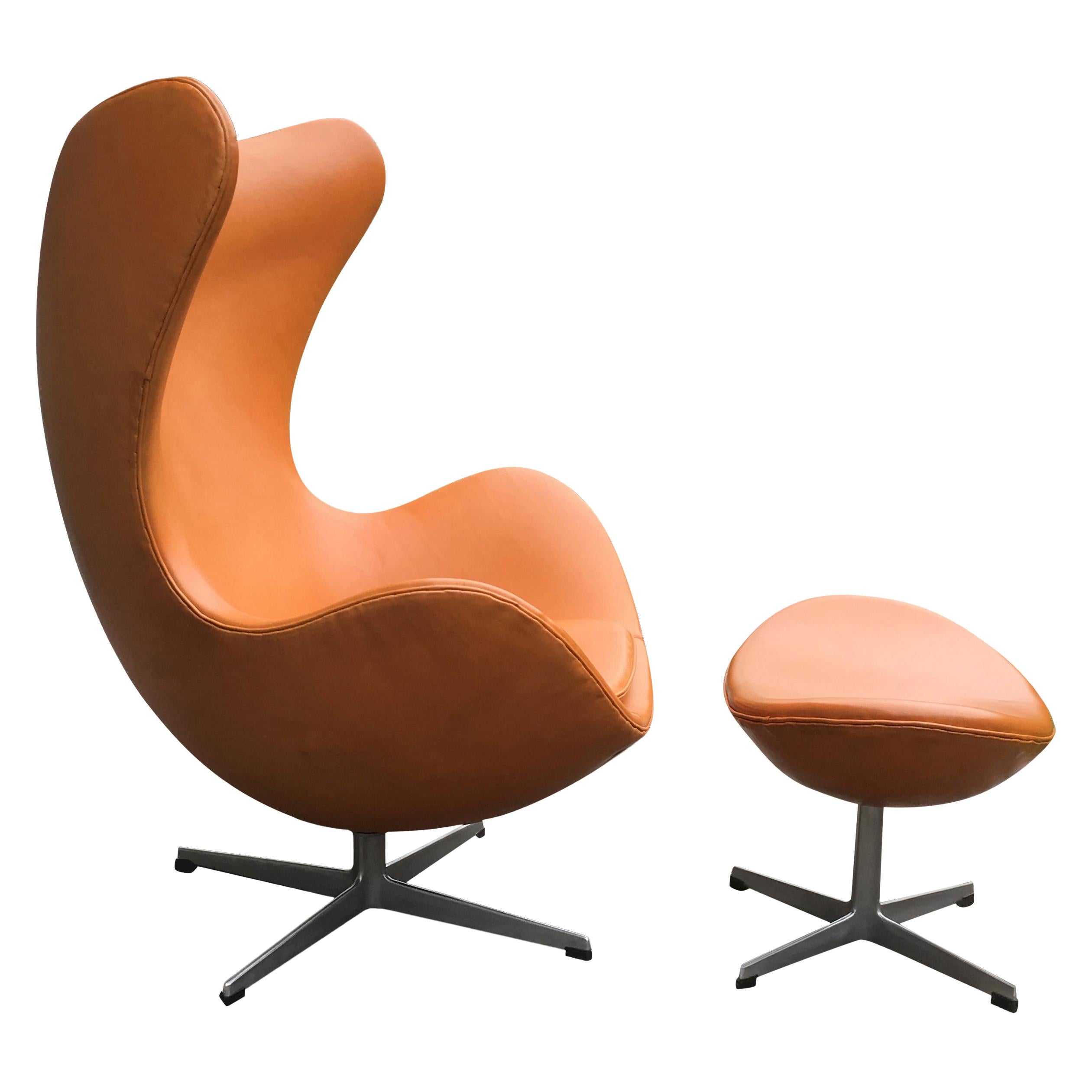 Original Tan Leather Egg Chair and Ottoman by Arne Jacobsen for Fritz Hansen