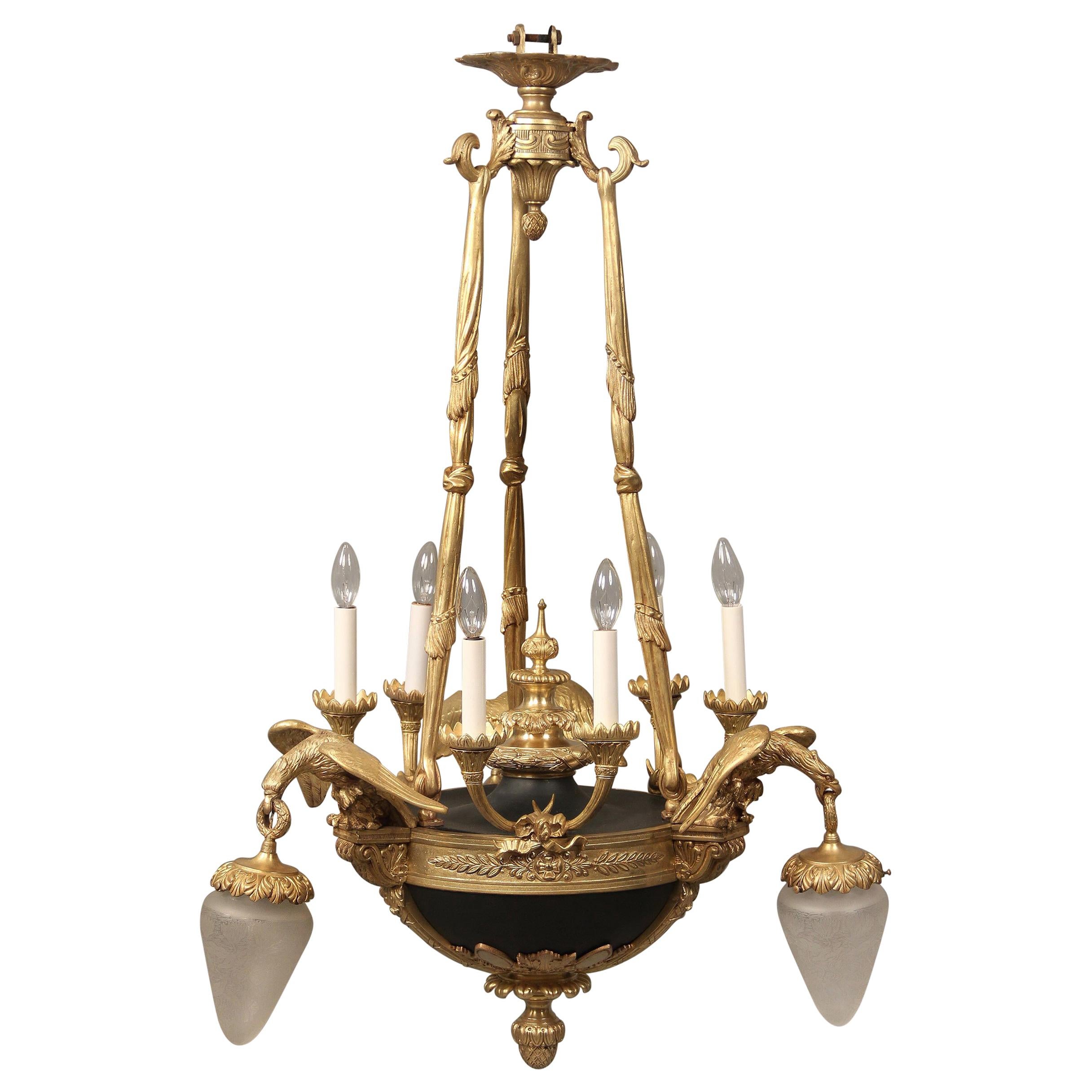 Lustre de style Empire à neuf lumières en bronze doré et patiné du début du XXe siècle en vente