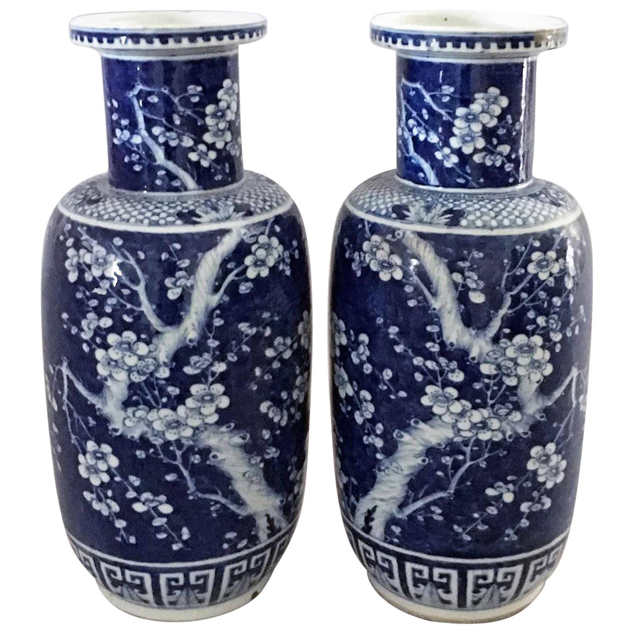 Chinese Pair of Blue and White Porcelain Rouleau Vases For Sale