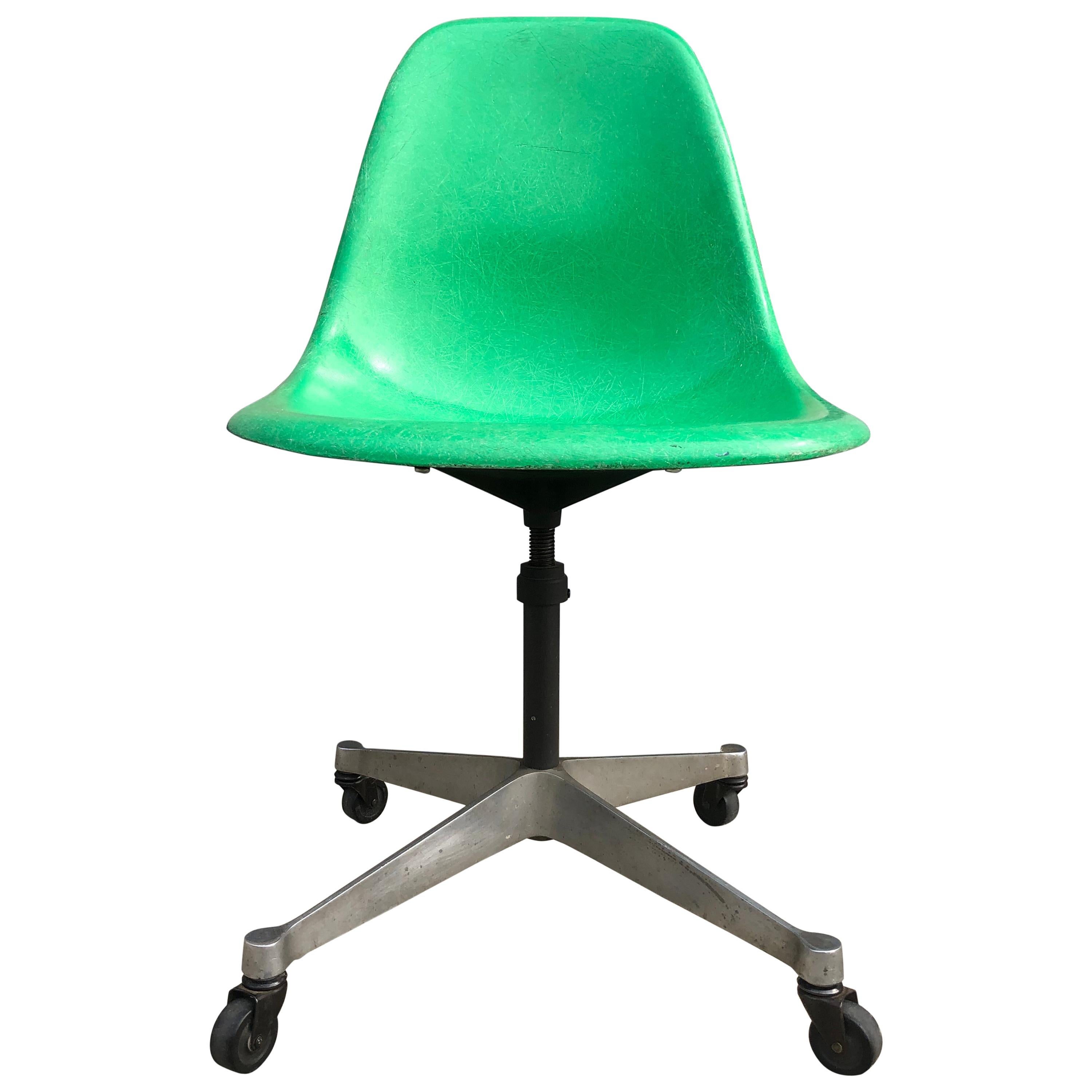 Rare Kelly Green Herman Miller Eames Fiberglass PSCC Desk Chair