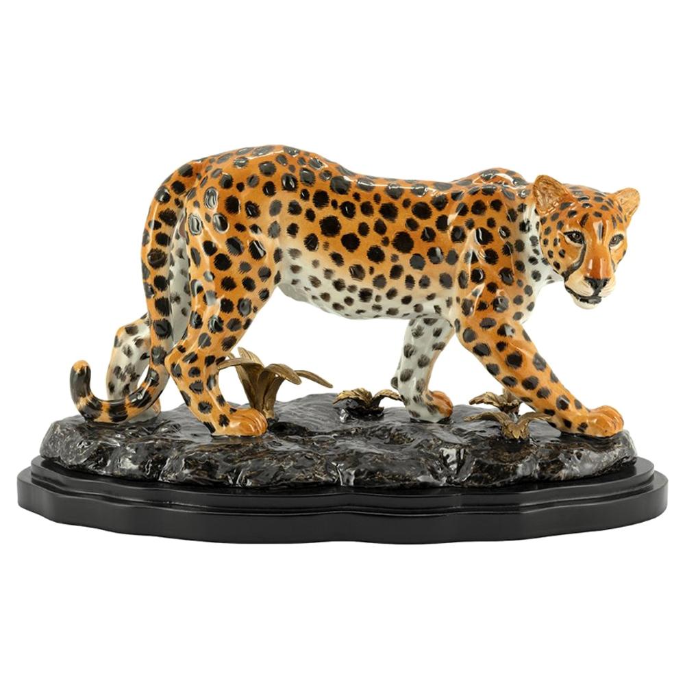 Sculpture de léopard debout en porcelaine peinte à la main