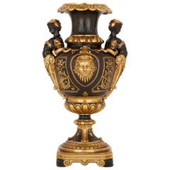 Vase de style néoclassique en bronze patiné et doré