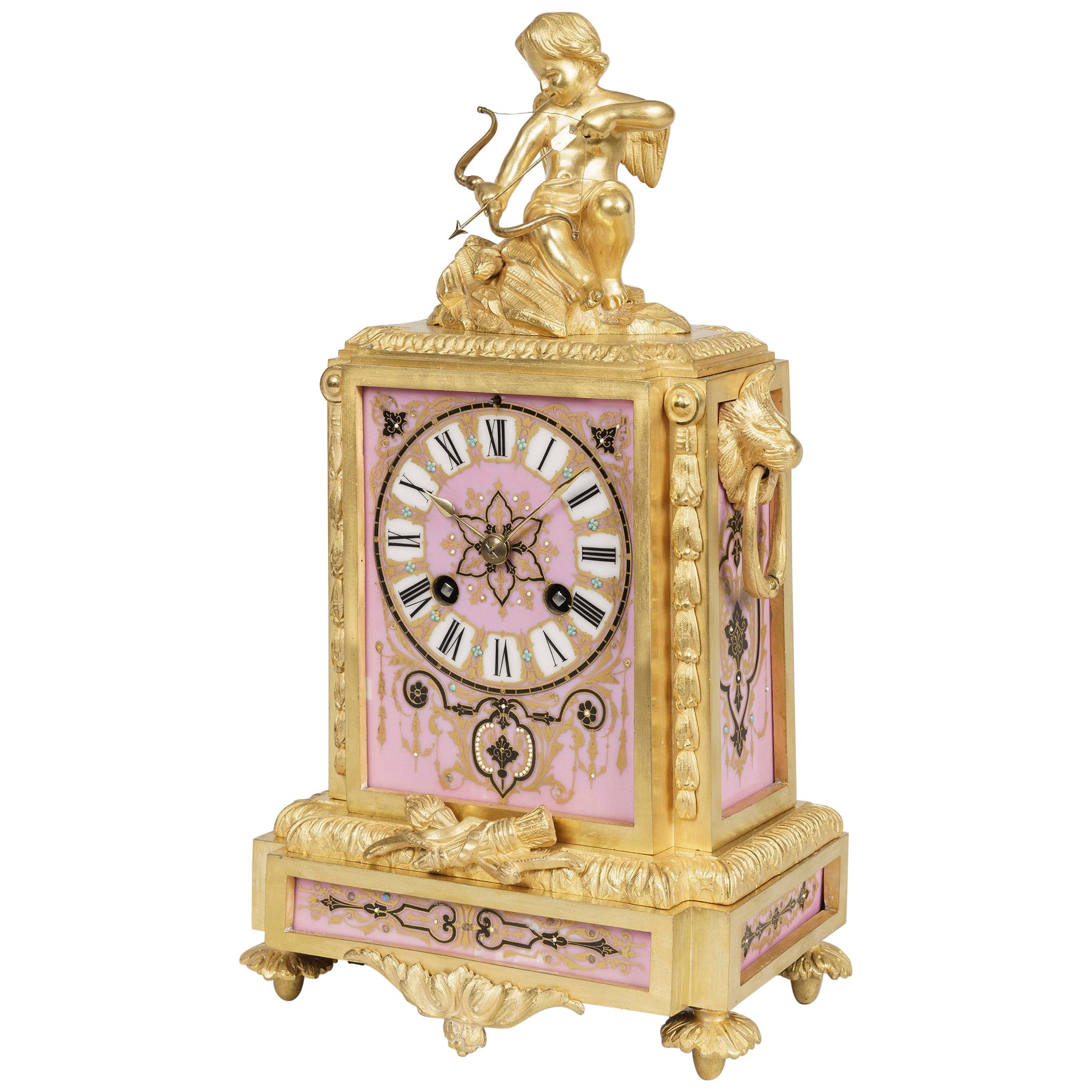 Horloge française du 19e siècle en porcelaine rose avec emblèmes de Cupidon et romantiques en vente