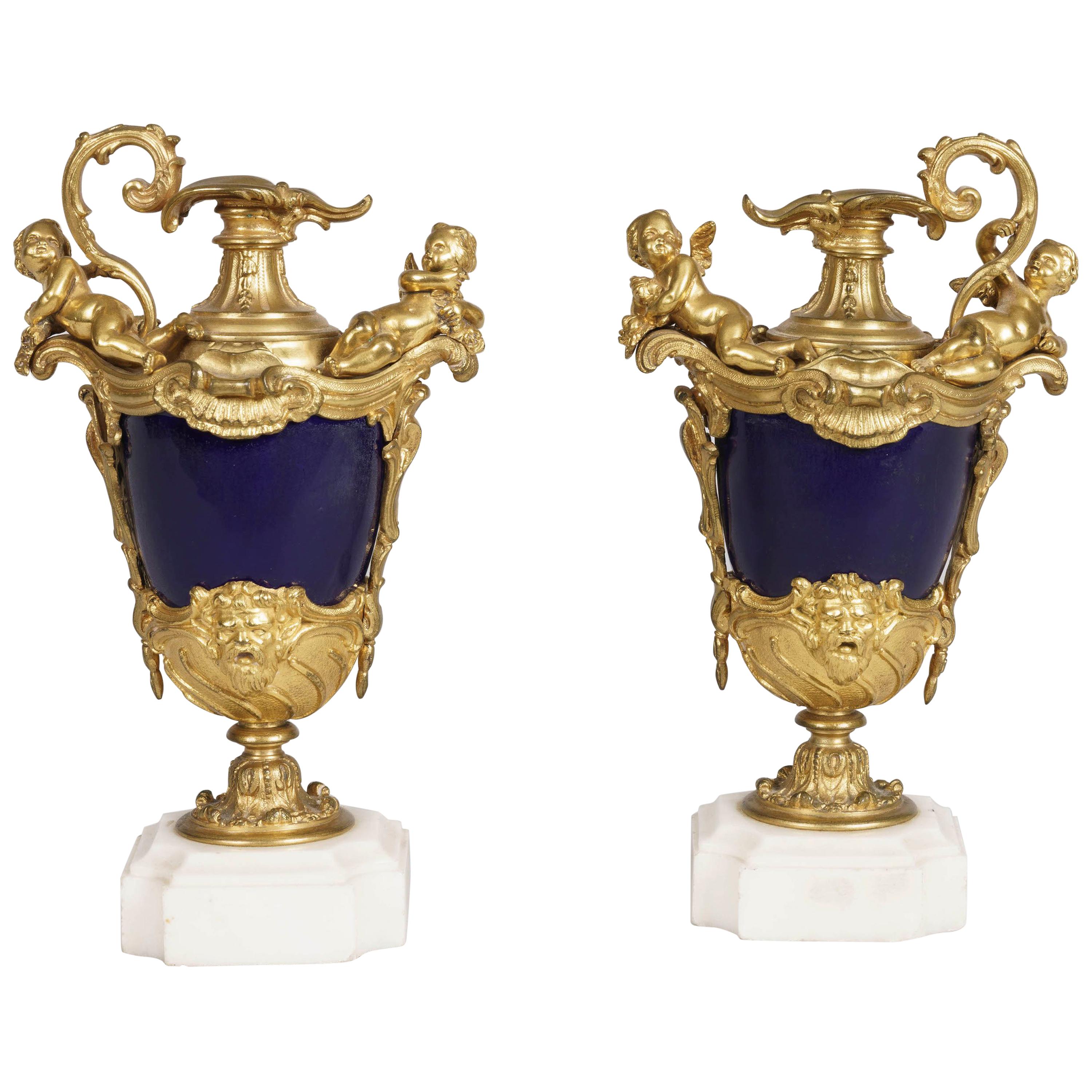 Paire de vases décoratifs anciens en porcelaine bleu royal et dorée