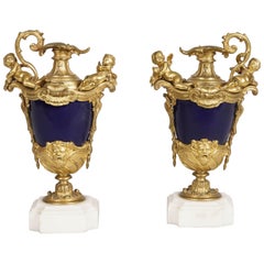 Pareja antigua de jarrones decorativos de porcelana azul real y dorada