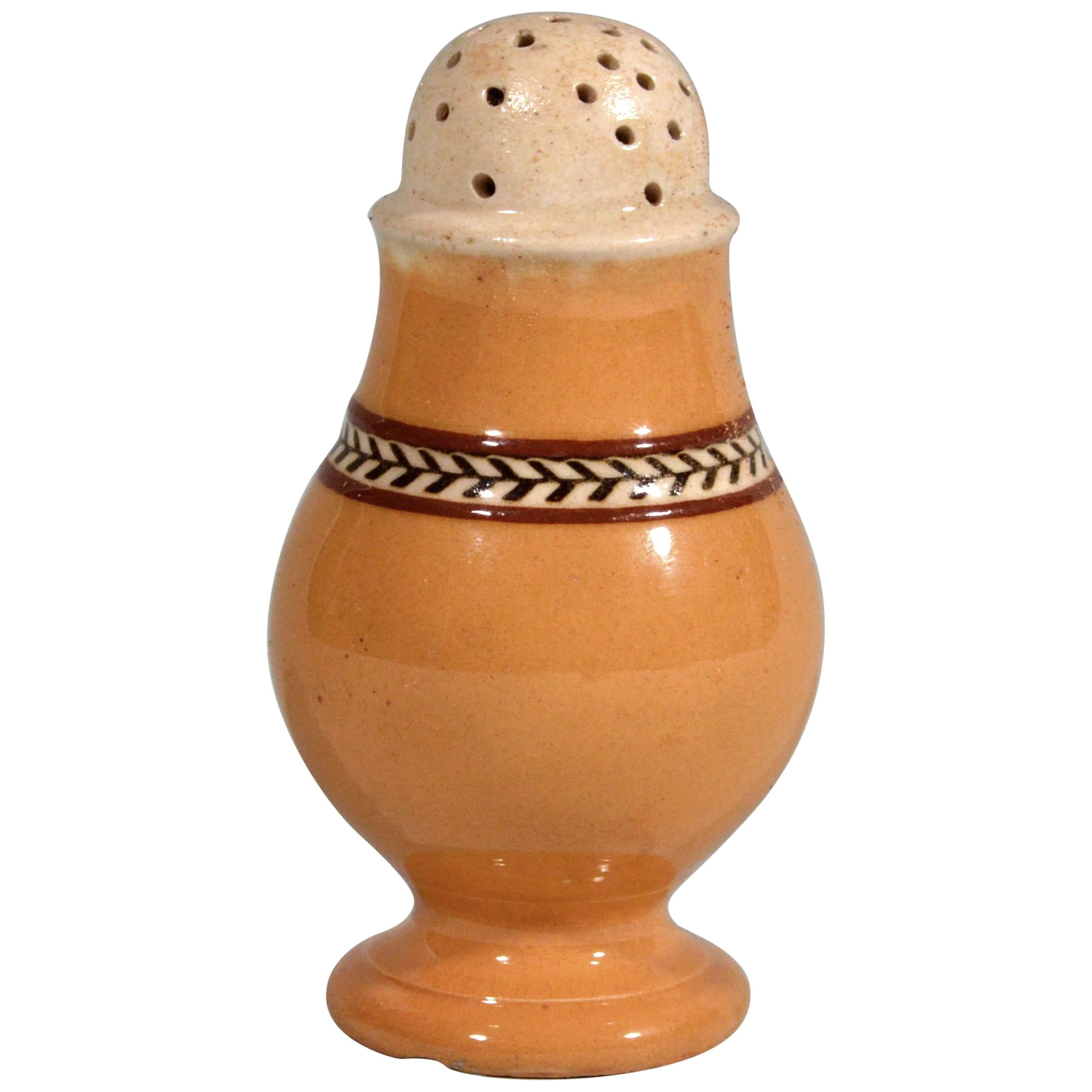 Poivrière à bandes de la poterie Mocha, 
vers 1810

La poivrière circulaire bulbeuse de couleur moka présente une large épaule évasée avec des bandes de couleur marron et bleu clair.

Dimensions : 4 3/4 pouces de haut x 2 3/4 pouces.