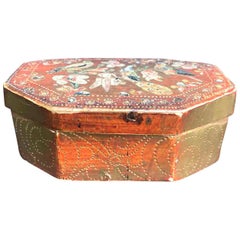 Italian 18th Century Giltwood Florentine Octagonal Box Engraved with Birds