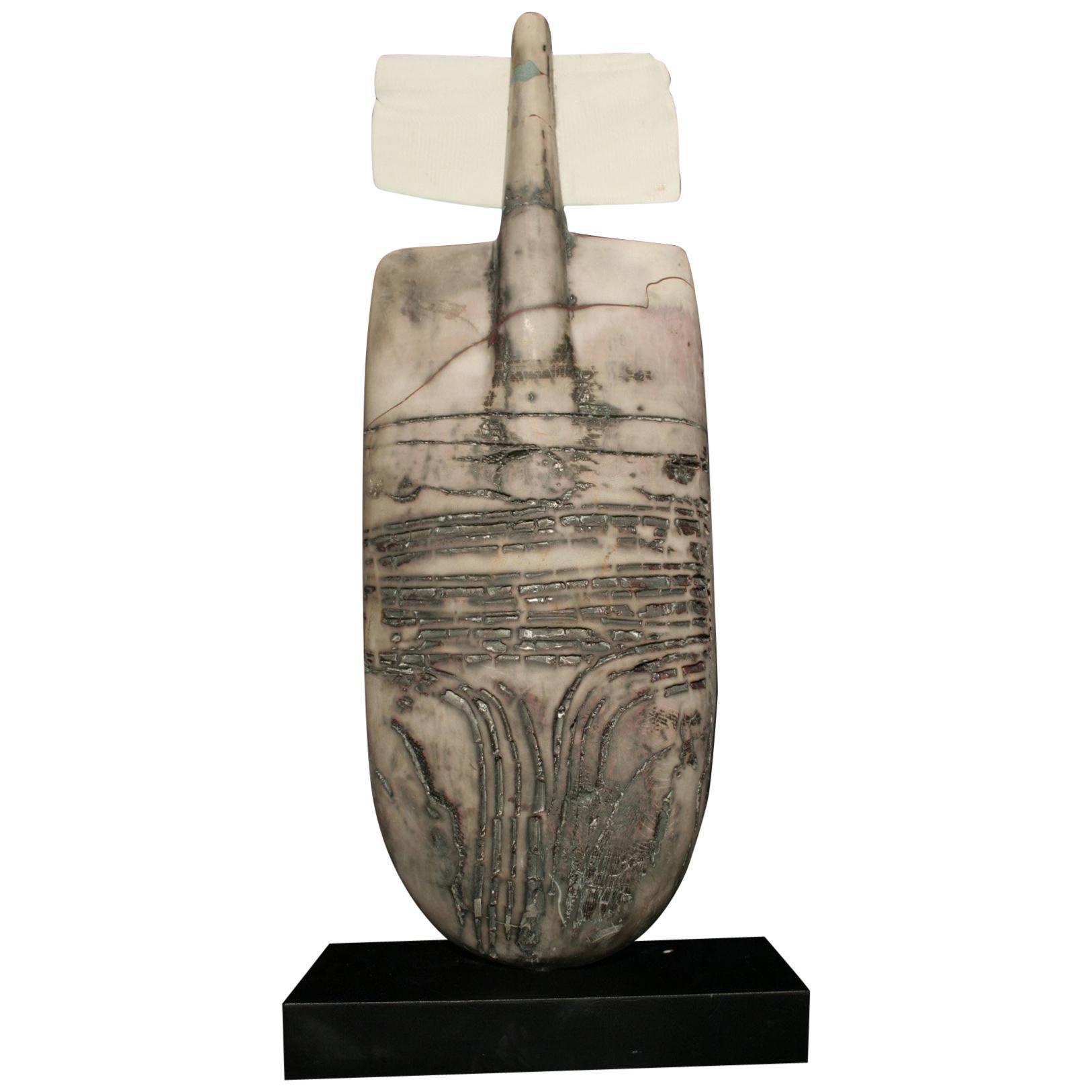 Raku-Figur:: einzigartige handgefertigte Keramik-Obelisk-Skulptur mit Porzellanflügeln