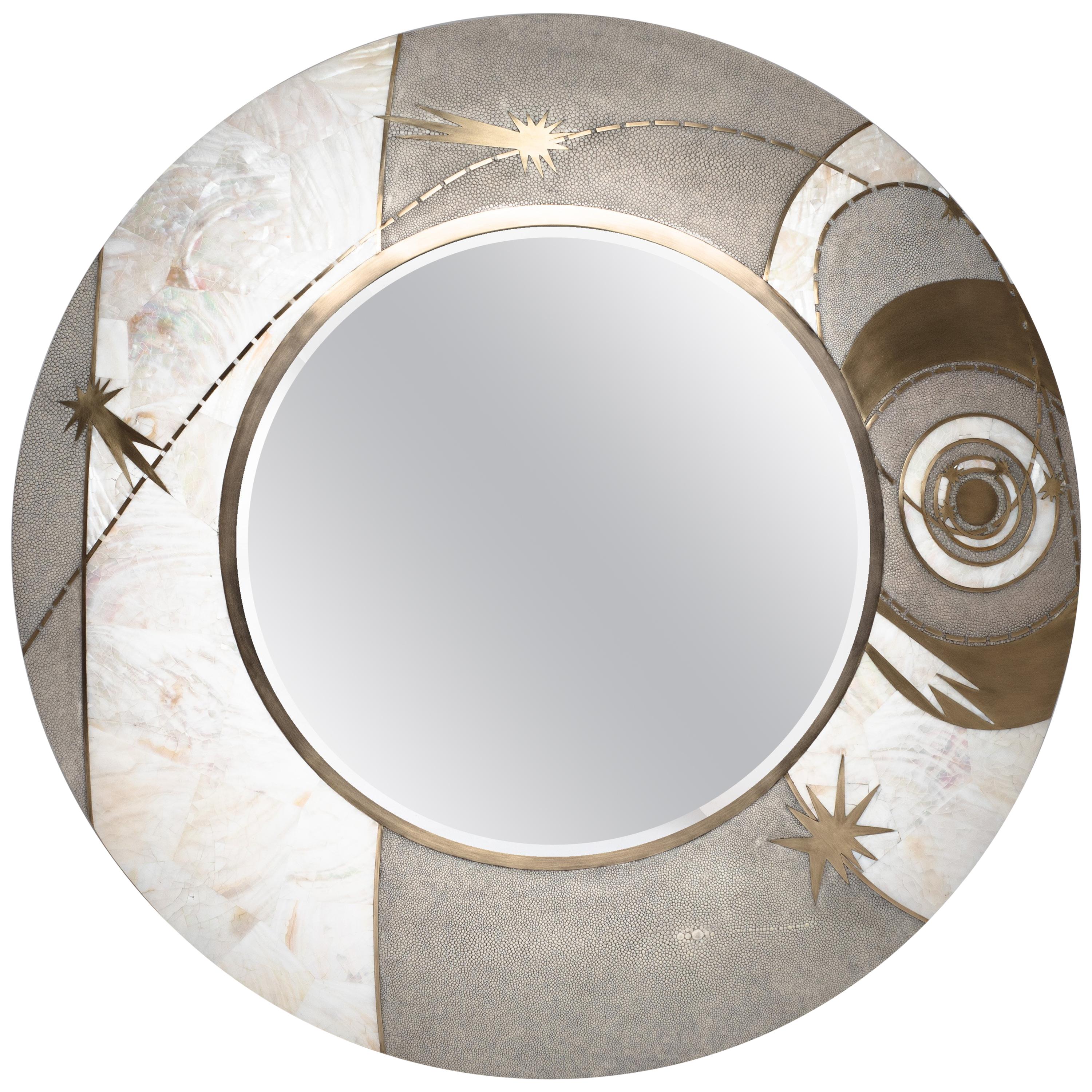 Miroir Constellation en coquille de galuchat crème et laiton Bronze-Patina de Kifu Paris en vente