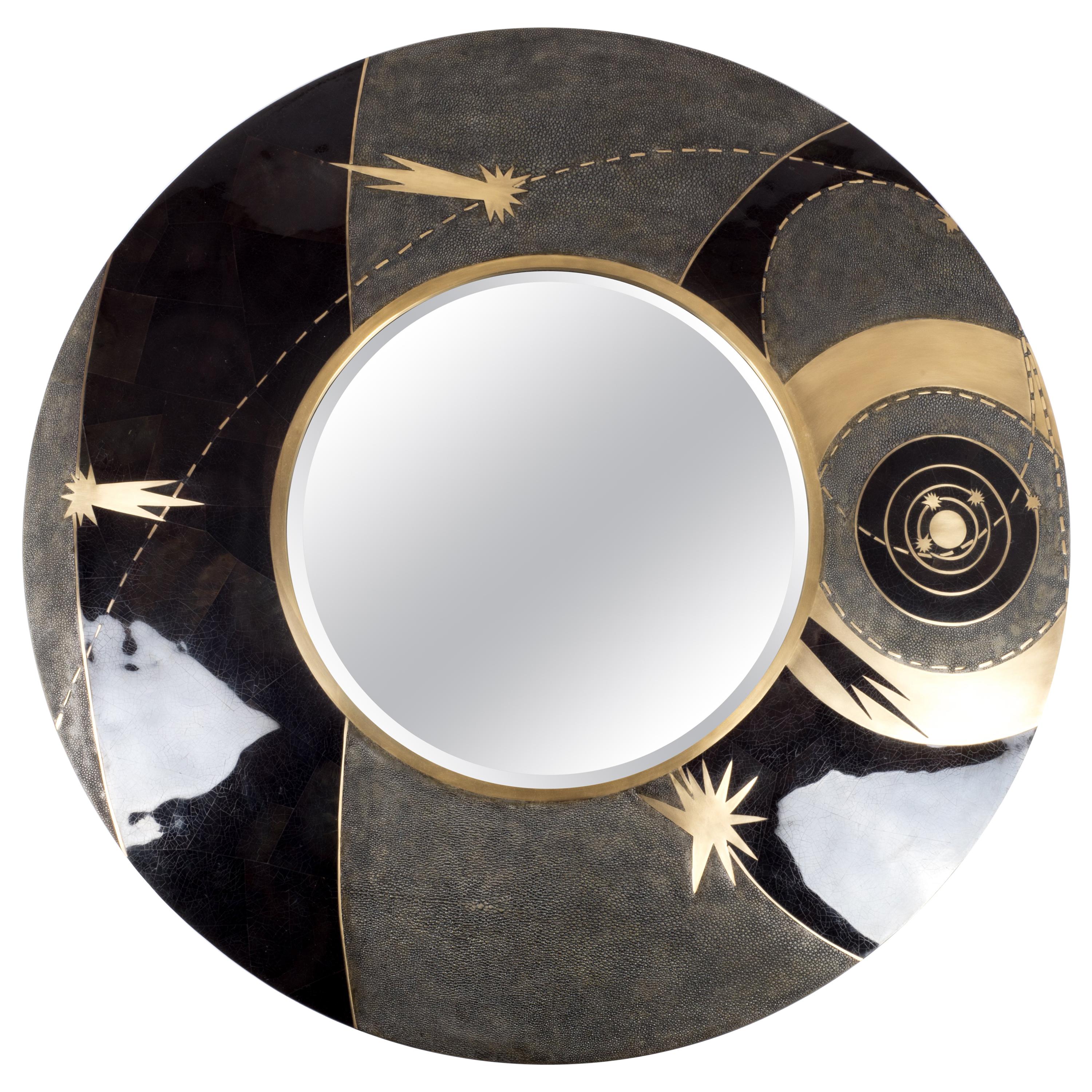 Miroir Constellation en coquille de galuchat noir et laiton Bronze-Patina de Kifu Paris