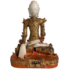 Bouddha birman de Mandalay en tenue royale:: albâtre:: laque dorée et teck