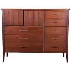 Broyhill Saga Mid-Century Modern Nussbaum Magna Gentleman's Chest:: 1960er Jahre