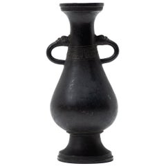 Vase en bronze chinois Ming avec poignées lobées en forme de dragon