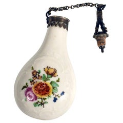 Parfümflasche aus französischem Porzellan mit Blumenbouquets, um 1775