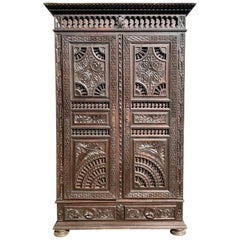 armoire française du 19ème siècle en châtaignier sculpté de Bretagne