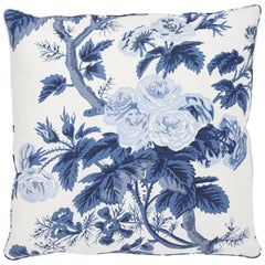 Oreiller en coton double face indigo en chintz à fleur Hollyhock de Schumacher Pyne