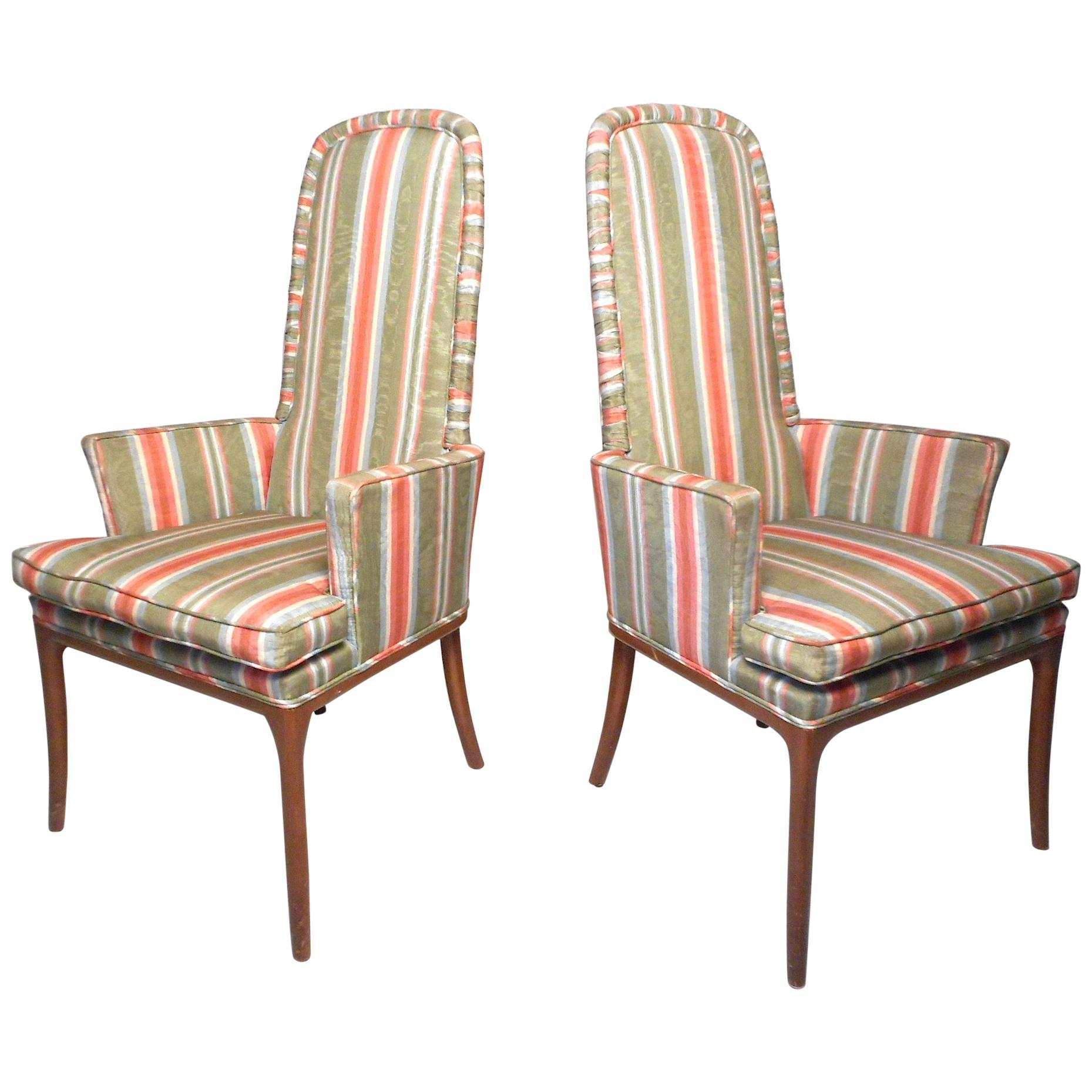Paar gepolsterte Stühle mit hoher Rückenlehne aus der Mitte des Jahrhunderts