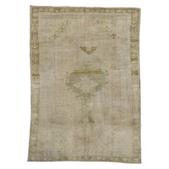 Tapis turc vintage d'Oushak avec style colonial américain rustique 