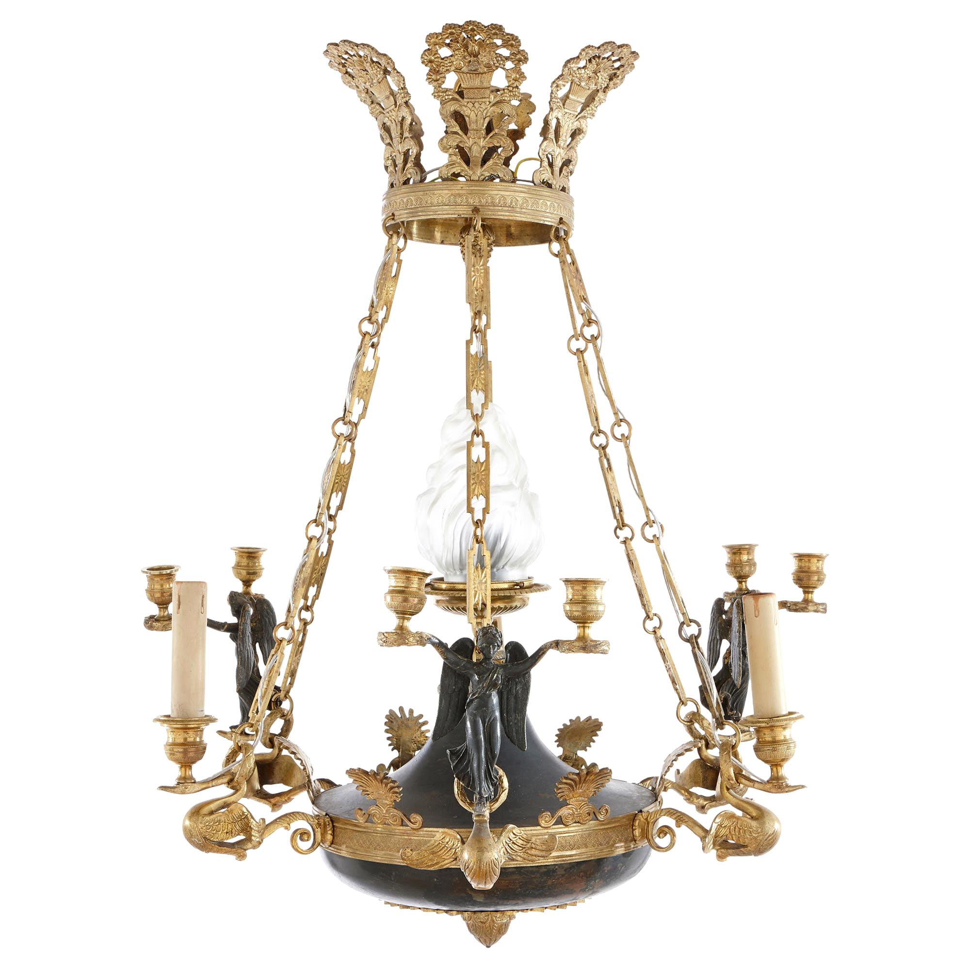 Patinierter und vergoldeter Sechs-Leuchten-Kronleuchter mit Schale, Bronze, Empire-Stil  im Angebot