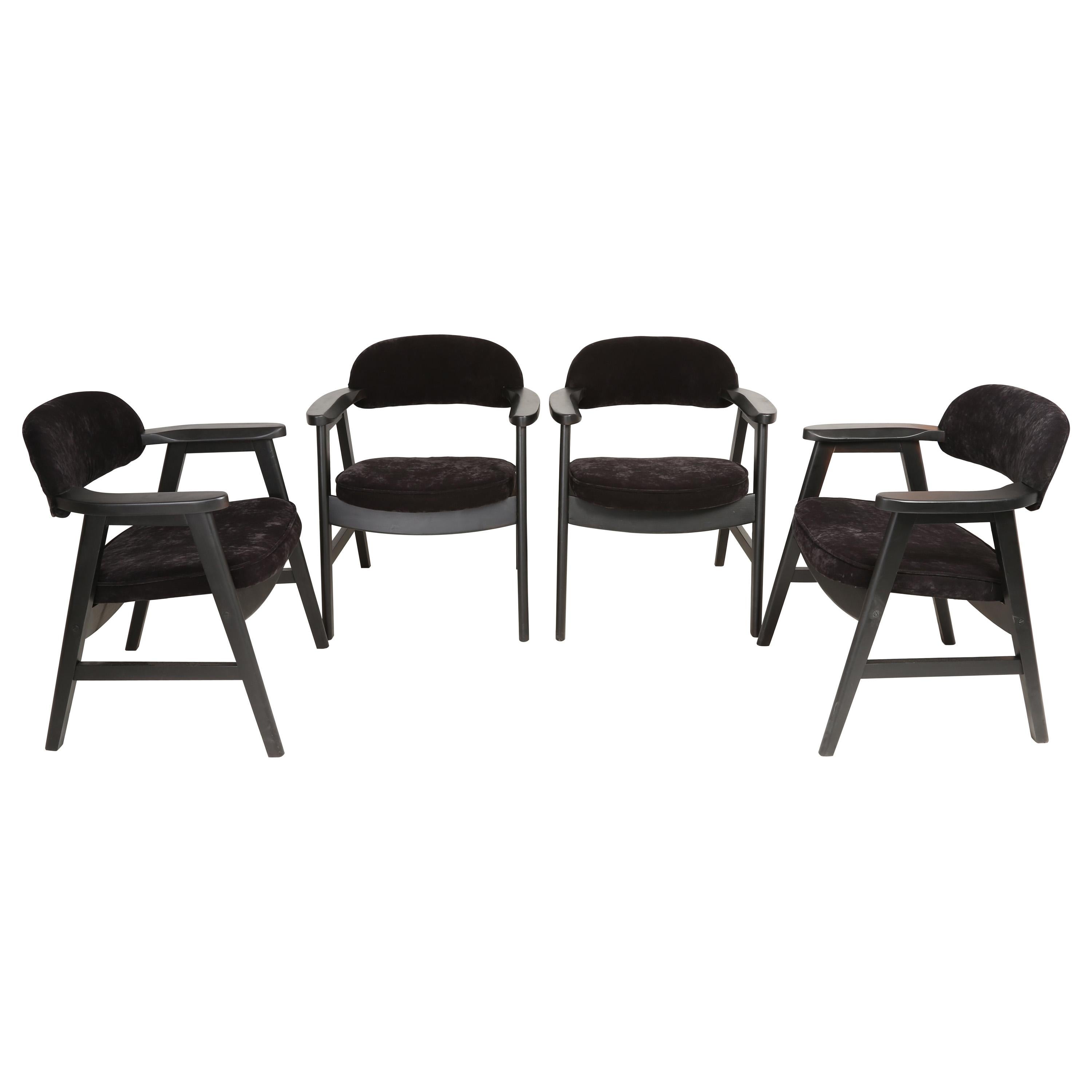 Ensemble de quatre chaises en bois noir et velours de buffle du 20ème siècle, années 1960