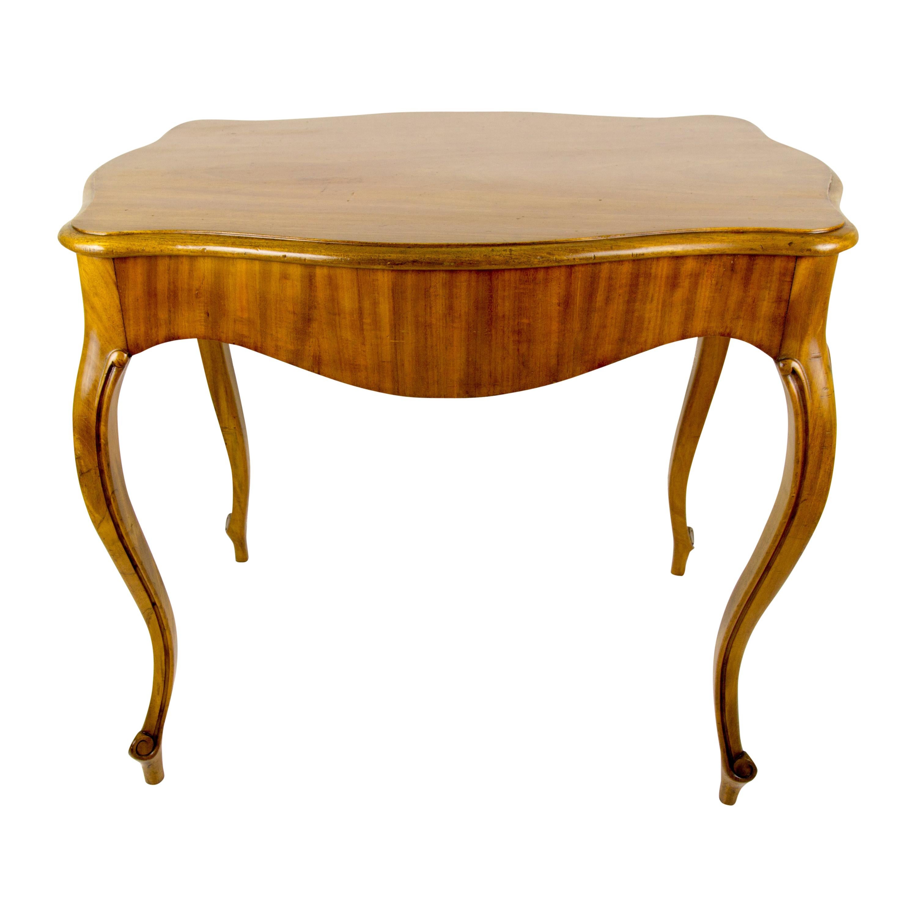 Table française de style Louis XV, datant des années 1930 environ