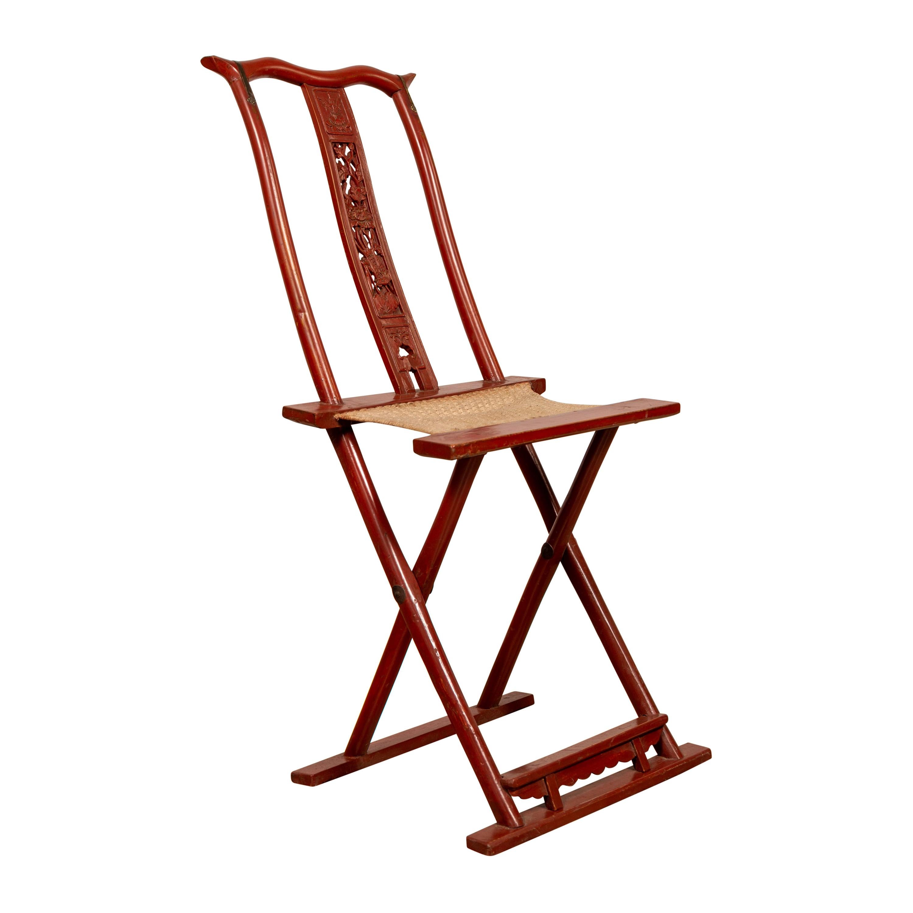 Ancienne chaise de voyage pliante chinoise laquée rouge avec repose-pieds et tissu