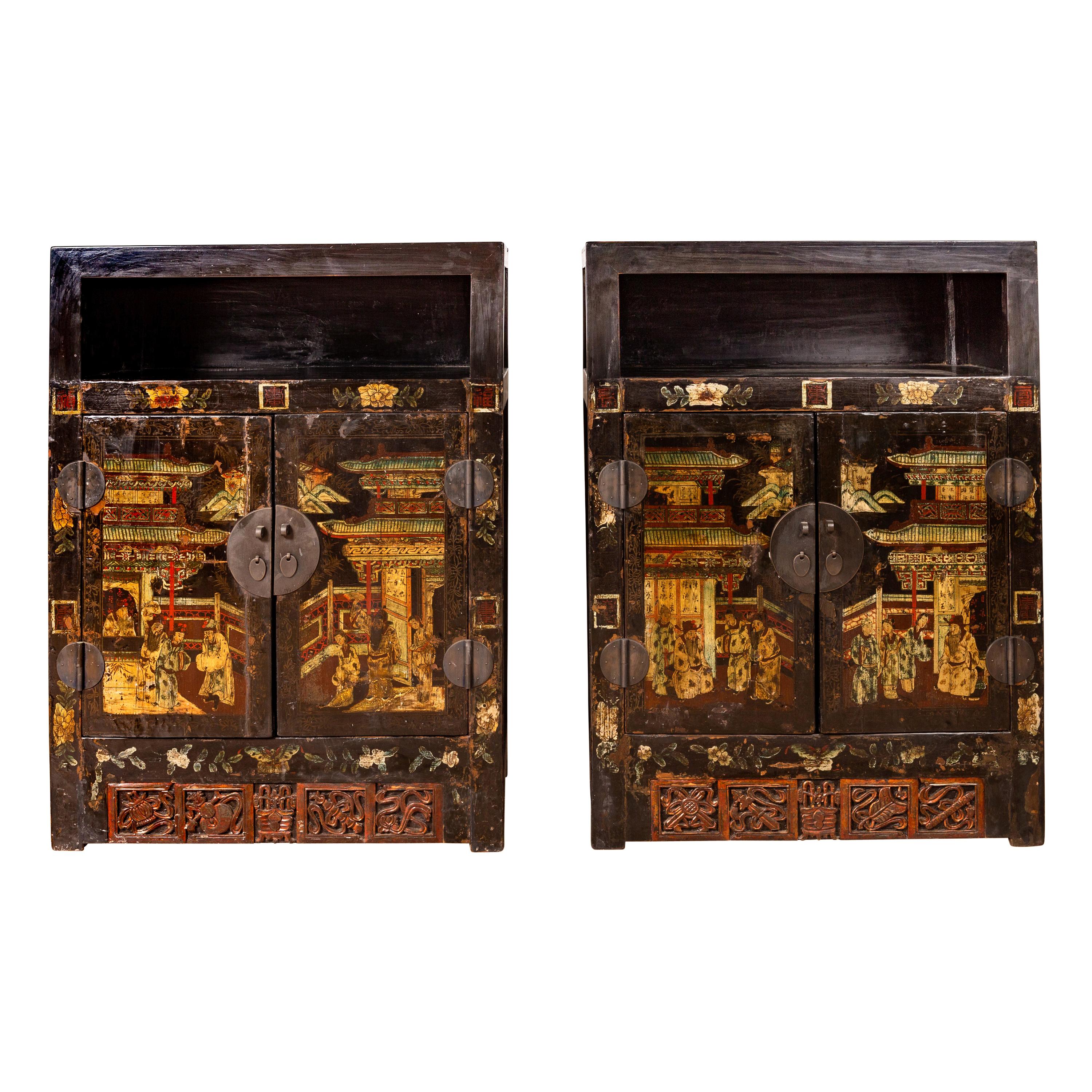Paar antike chinesische Vitrinenschränke mit handbemalten Chinoiserie-Motiven im Angebot