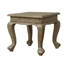 Table d'appoint indienne vintage en laiton plaqué argent avec motifs martelés à la main