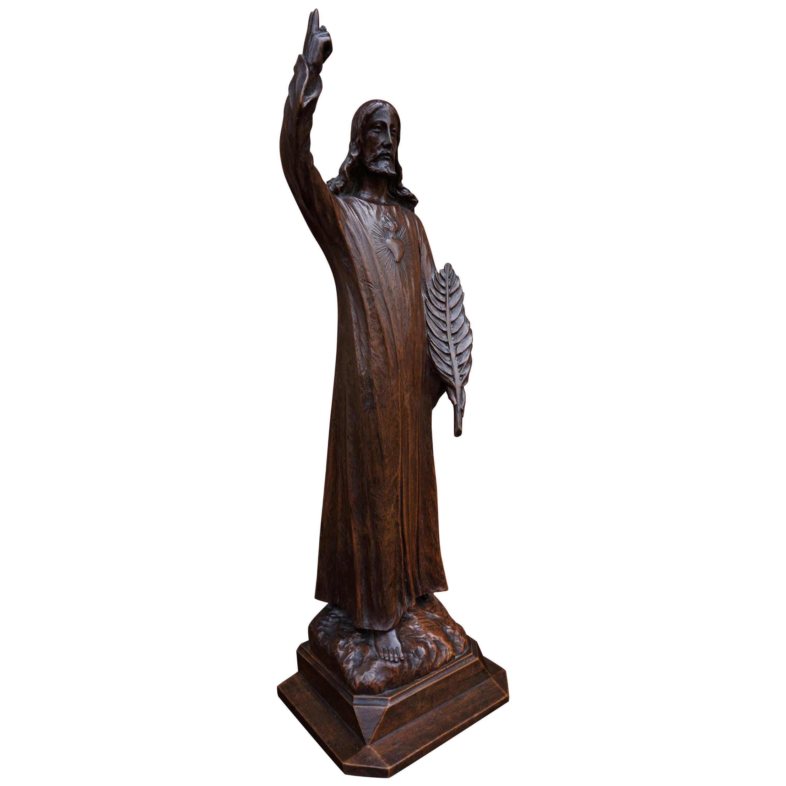 Sculpture / Statuette de Christ en bois de noyer massif sculpté de qualité ancienne avec feuille de palmier