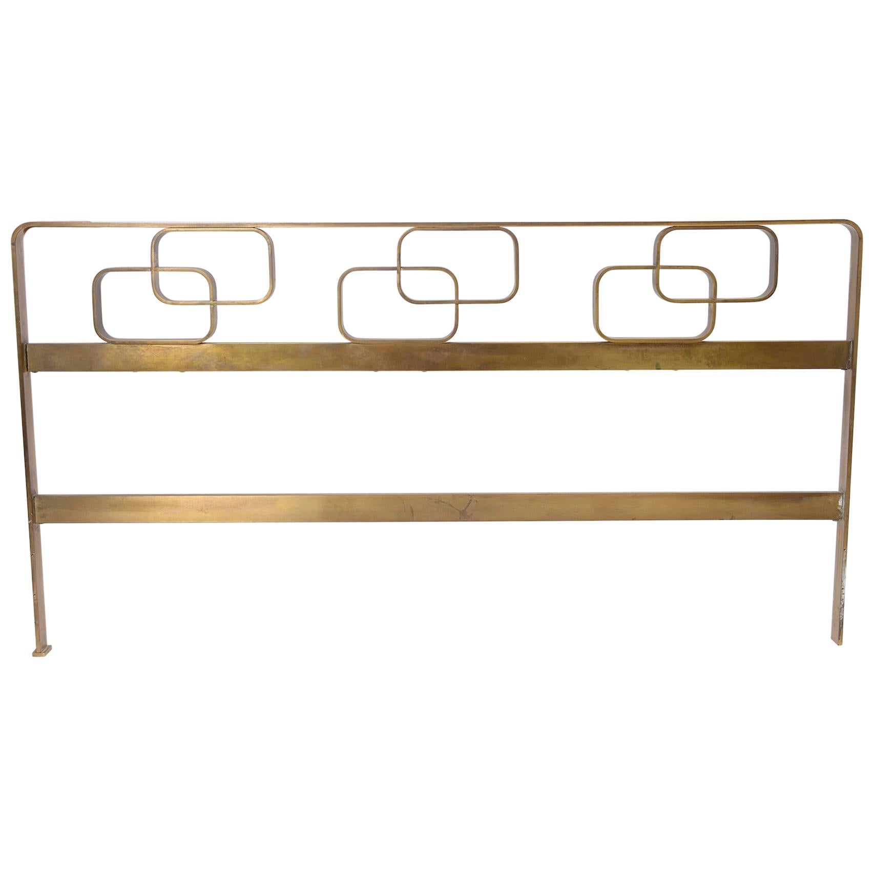 Sculptural, geometric Italian brass bed

Similar to Borsani or Frigerio brass beds of the time

Excellent quality 

Head and footboard with cross bars present.

Height of headboard is 95cm.

 