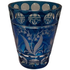 Vase de style campagnard en verre bleu décoré de nénuphar Lily of the Valley par Sofina Boutique Kitzbühel