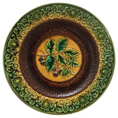 Assiette en majolique aux mûres Villeroy & Boch, vers 1890