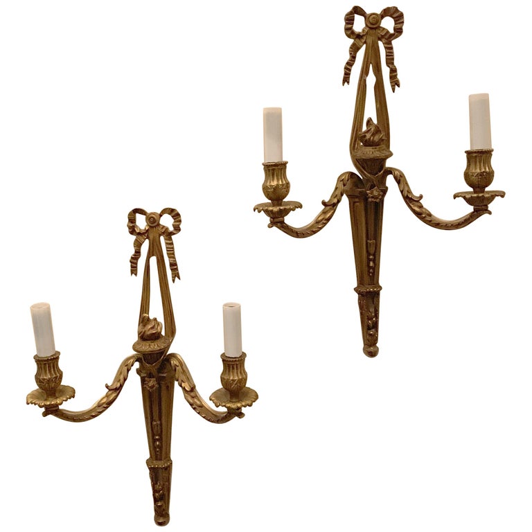 Merveilleuse paire d'appliques néoclassiques françaises à 2 bras en bronze  avec urne, nœud papillon et filigrane En vente sur 1stDibs