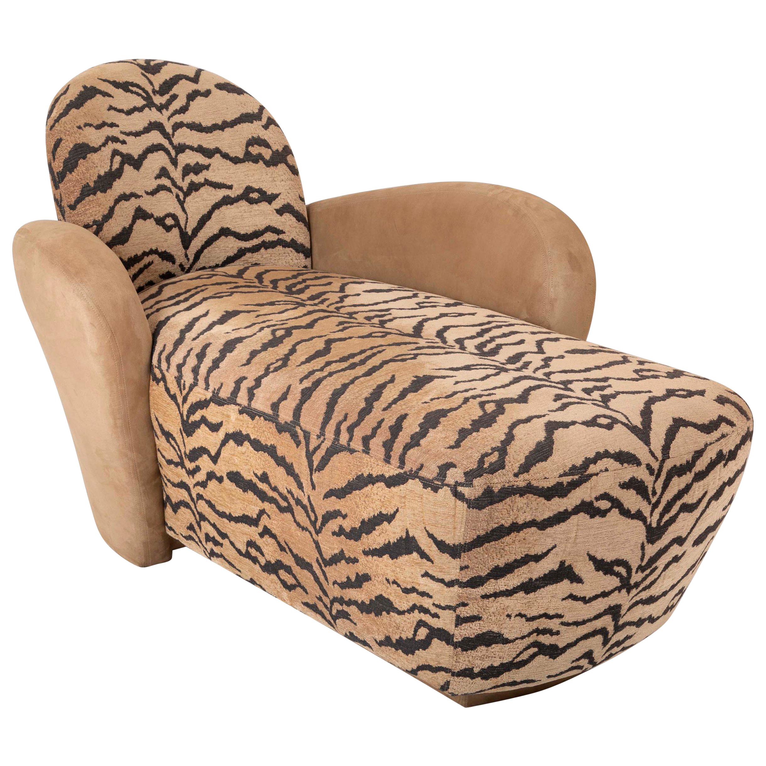 Sofa/Chaise aus Wildleder und Tigerstoff aus der Mitte des Jahrhunderts im Angebot