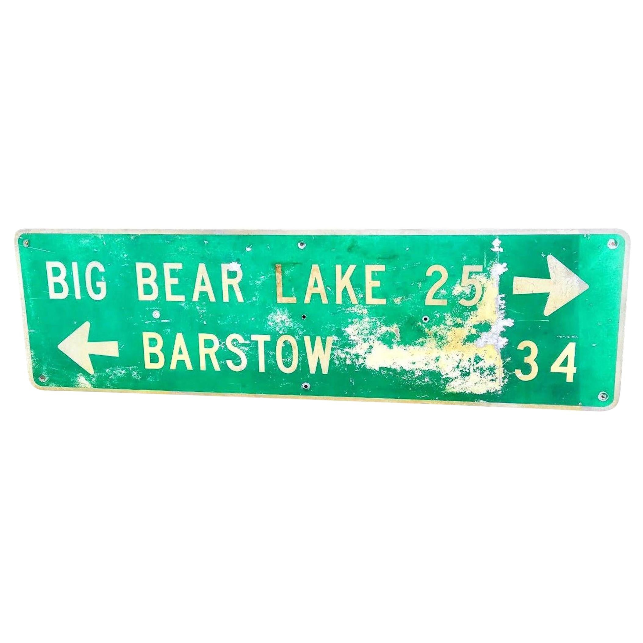 Grand panneau routier de l'autoroute de Californie représentant le grand lac Big Bear