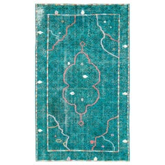 Tapis artisanal turc contemporain fait à la main avec une apparence vieillie en turquoise 