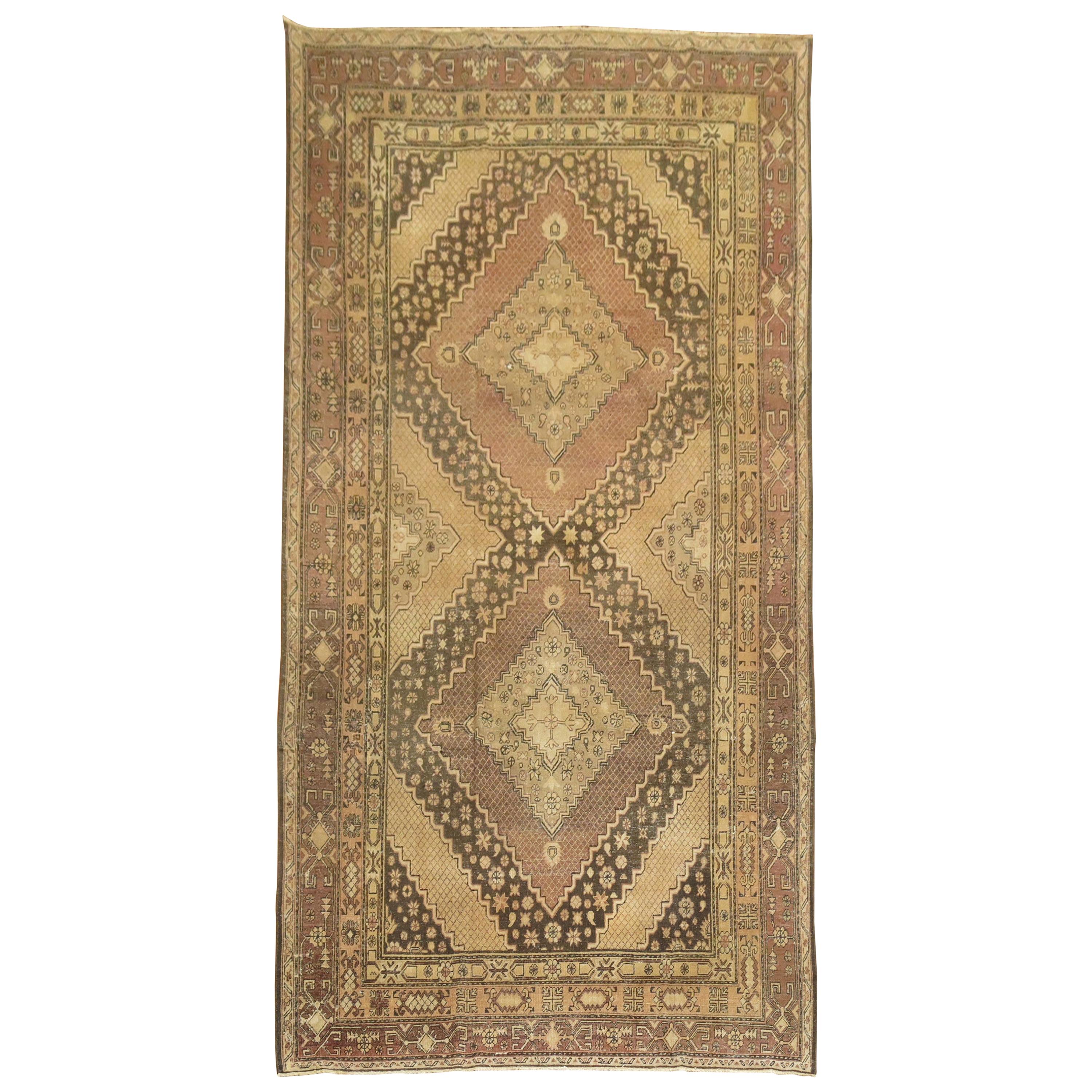 Vintage Khotan-Teppich in Violett im Angebot