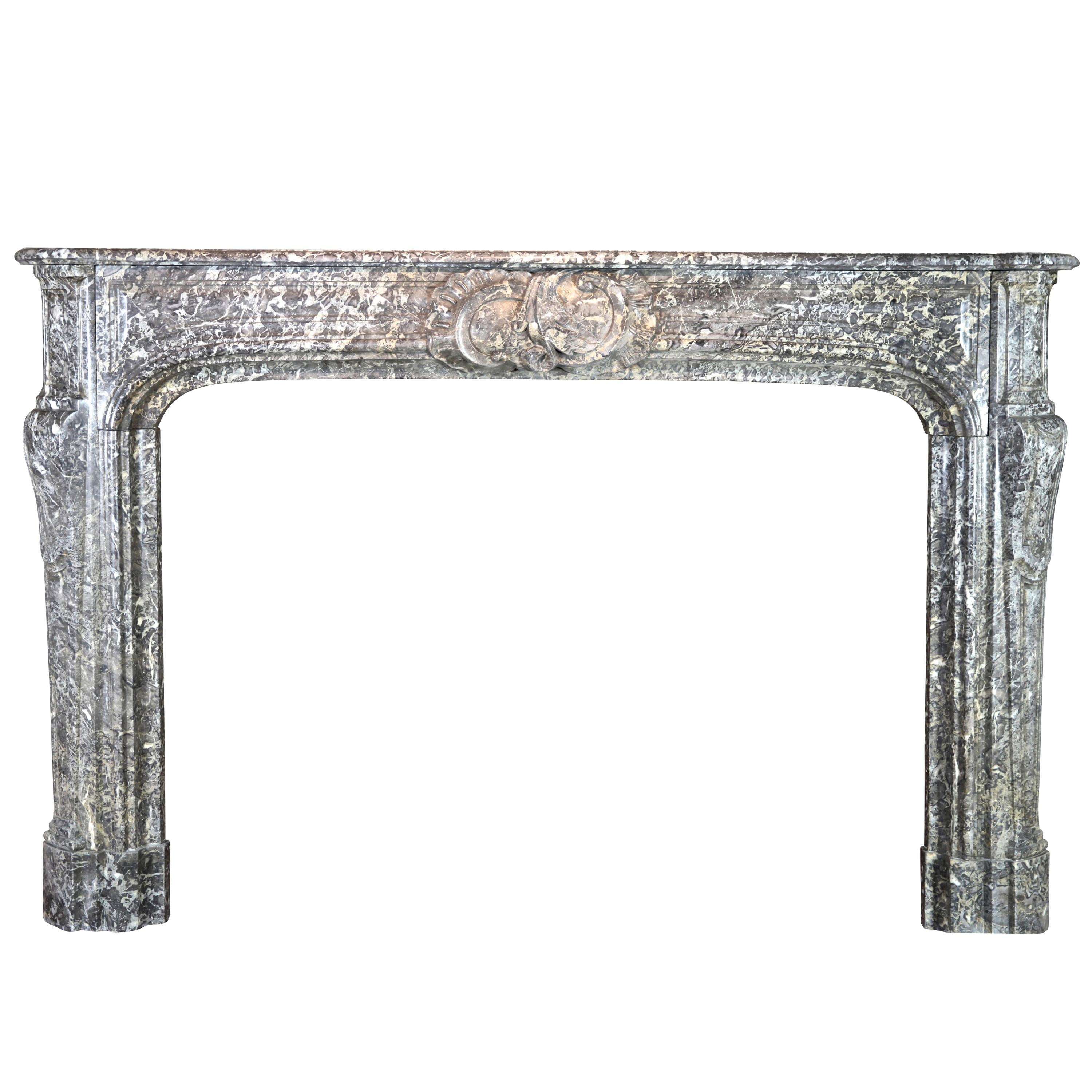 Rivestimento per caminetto classico antico del XVIII secolo in marmo belga grigio