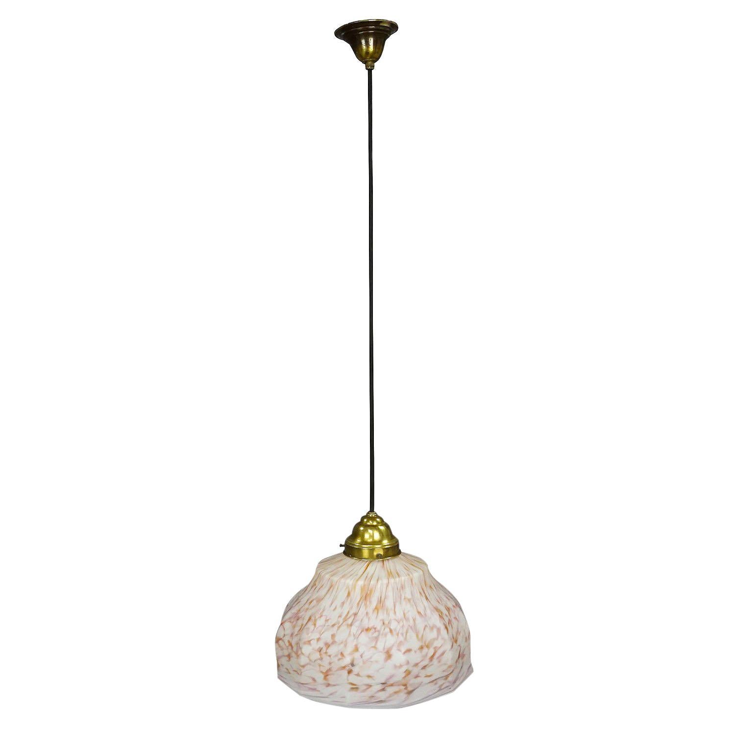 Lampada a sospensione vintage con paralume in vetro bianco e rosa antico, circa 1950 in vendita
