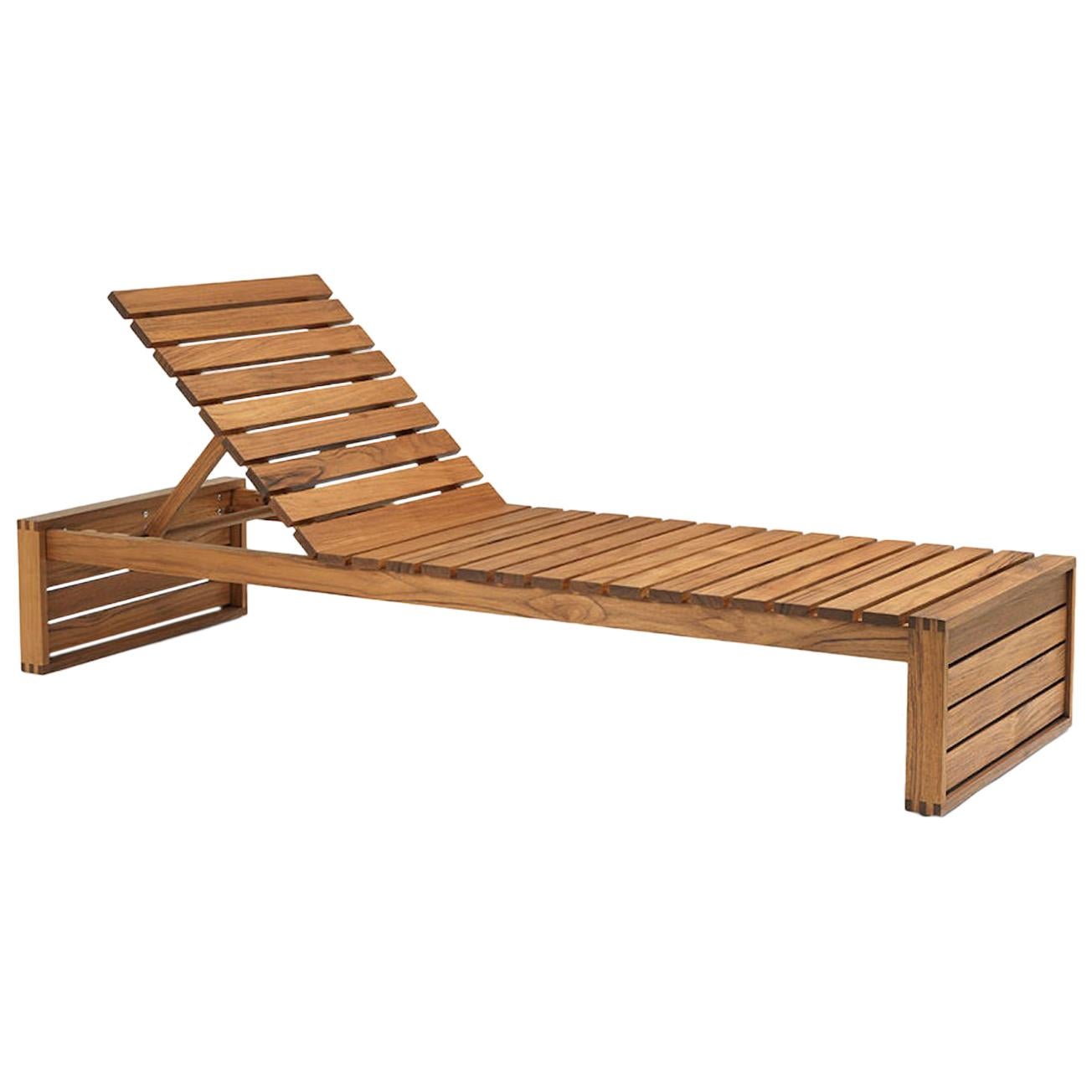 BK14 Outdoor Sunbed & Bench in Teak with Sunbrella Cushion in Charcoal or Ivory For Sale